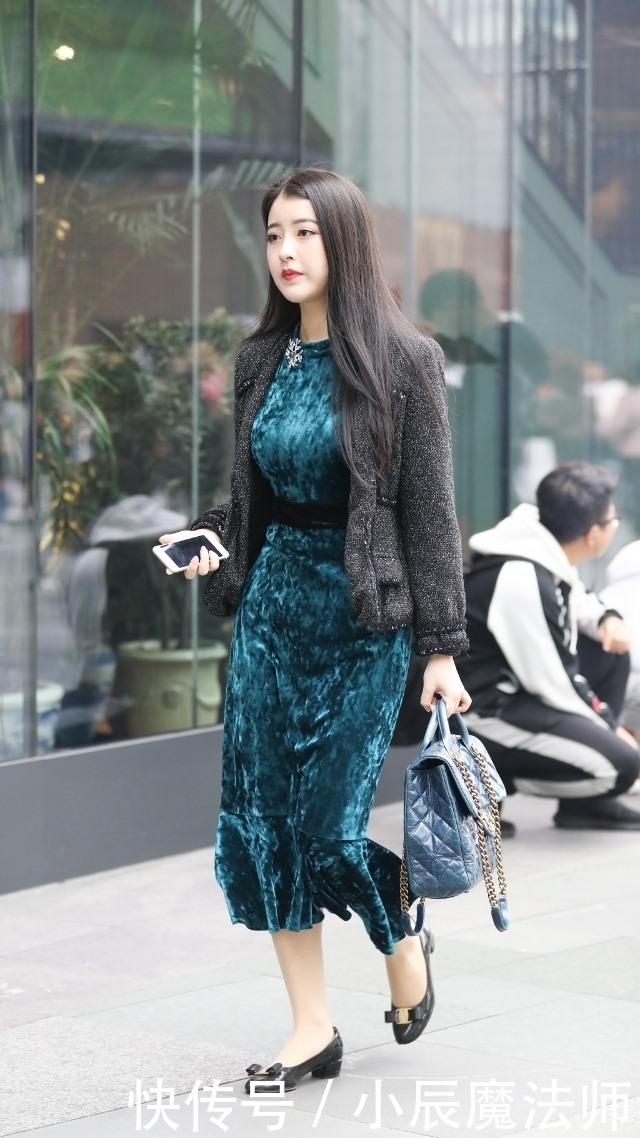 轻柔|路人街拍,靓女穿显瘦又轻柔的黑色短裙,尽显青春活力