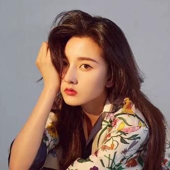 宋祖儿身穿轻纱遮面潮流感十足，这双腿太吸睛，诱惑十足