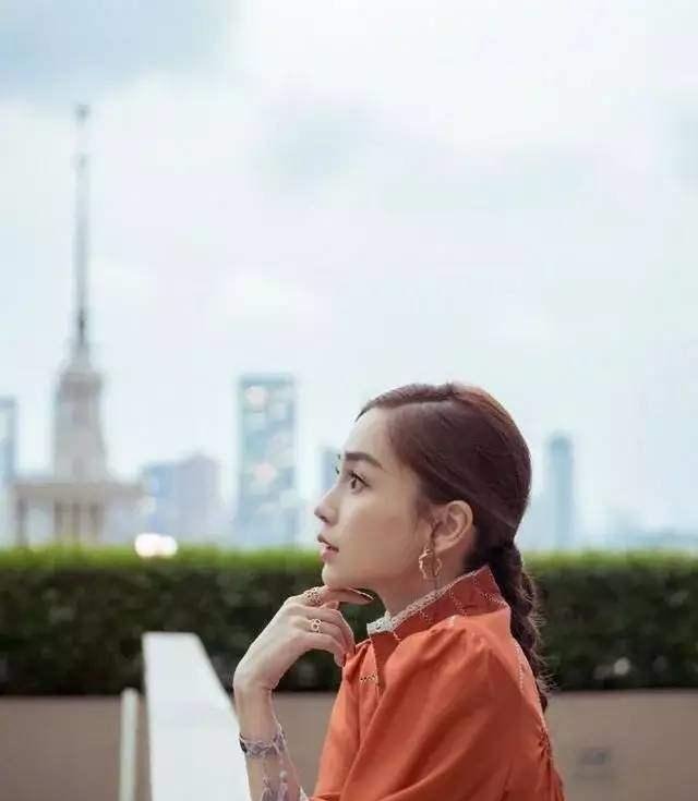 杨颖撞上赵丽颖, 差距一目了然, 一个似超模一个像村花