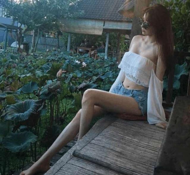 街拍：公交车上遇到的靓丽姐妹花, 而旁边的大妈实力抢镜！