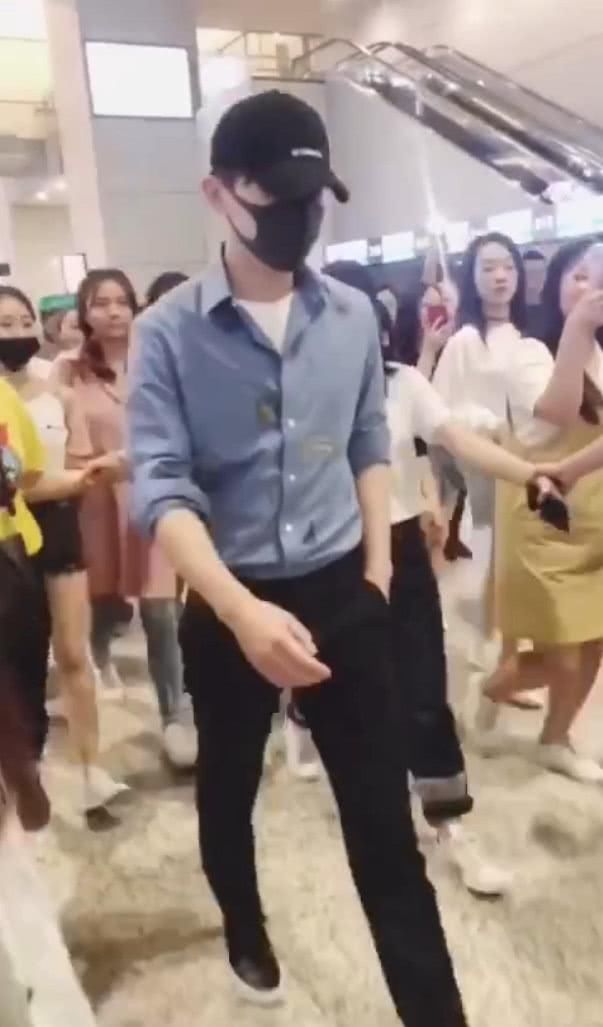 邓伦仅仅穿了条西装裤，竟气场全开潮流到炸，就算被抓拍也帅到晕