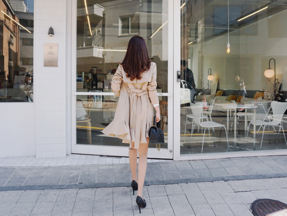 女神孙允珠，劳伦斯蜜色街头时尚飘逸风衣