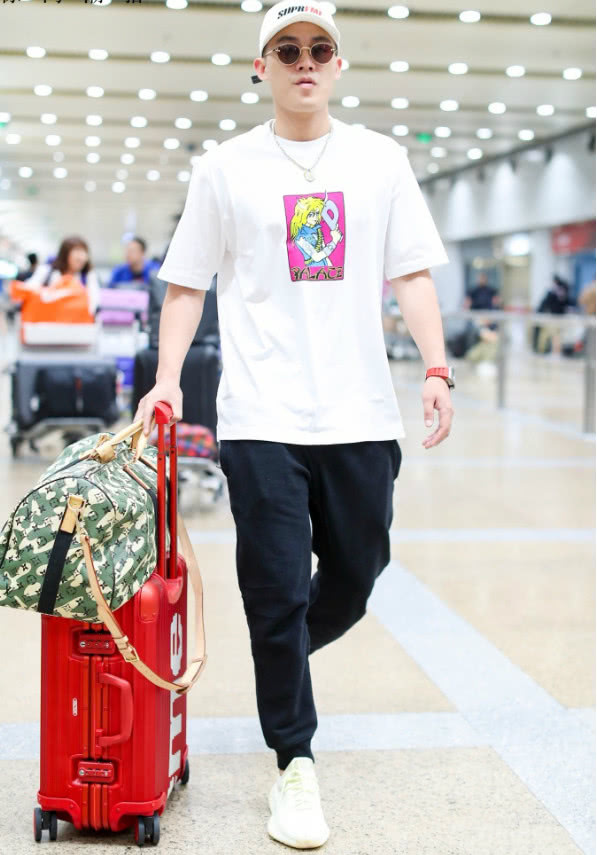 欧豪不过理了一个新发型，颜值爆表帅到飞起，却因搭错裤子变短腿