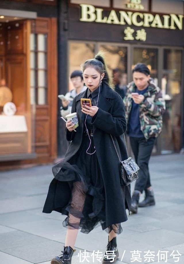 小姐姐:马上要上班了,和小姐姐们一起玩转彩发,靓丽造型打破春季沉闷