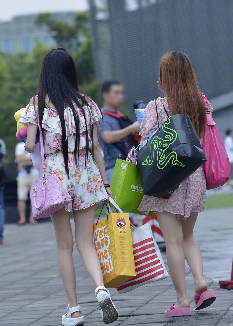 车站附近请来的美女，粉色包臀裙可爱又性感