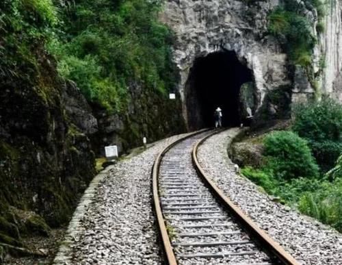 为啥火车“半夜”经过一些地方，乘务员会强制拉上窗帘？看完涨知