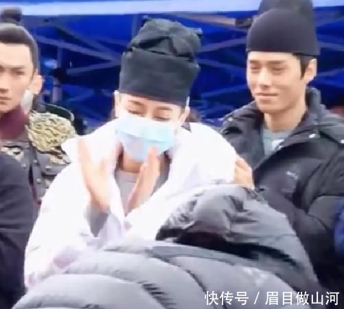  「感谢」迪丽热巴点头感谢，有谁注意吴磊的动作，意外暴露他的真实修养