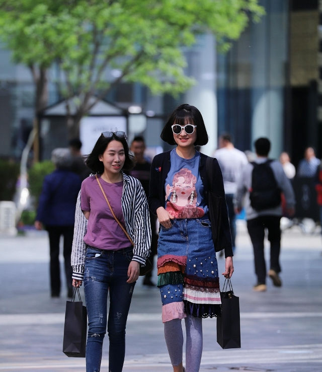 美女|路人街拍,美女粉红色休闲衫搭配浅色牛仔裤,格外的有魅力