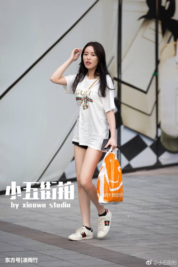 重庆街拍，好身材配上简单的净色吊带连衣裙也是好看的