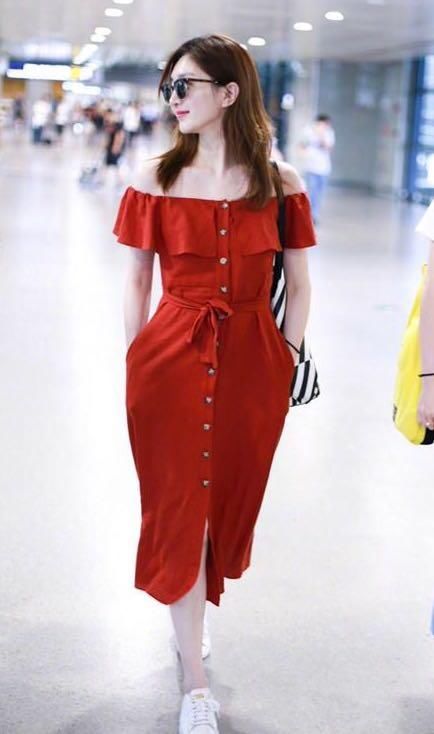 江疏影现身机场，红色连衣裙十分惊艳，网友：怪不得胡歌会偷瞄