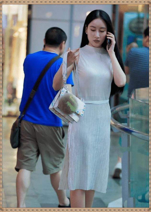 无比|街拍:40岁阿姨这么年轻,离不开白色裙子的衬托吧?美艳无比!