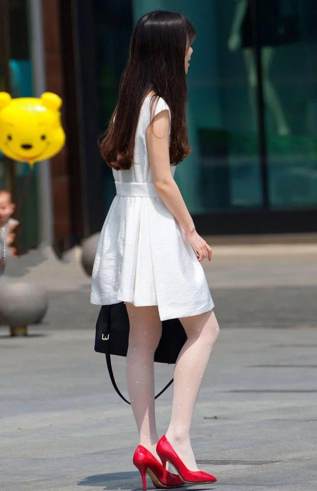 长发小姐姐穿白色连衣裙优雅甜美，十分吸睛迷人