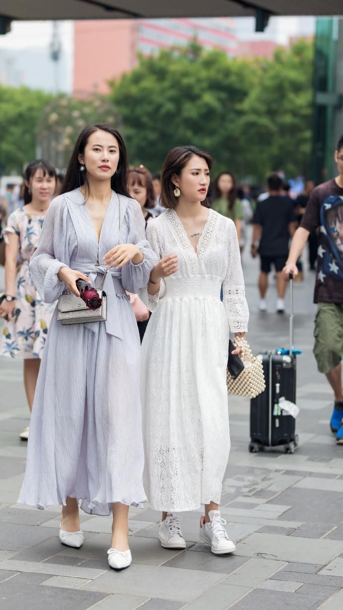 街拍广州:正在上下九逛街的美艳小姐姐，修长美腿跟让人沉沦