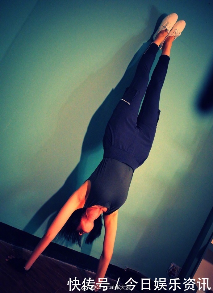 张天爱清早晒倒立照!网爆从126斤减到90斤,网友:被你美醒