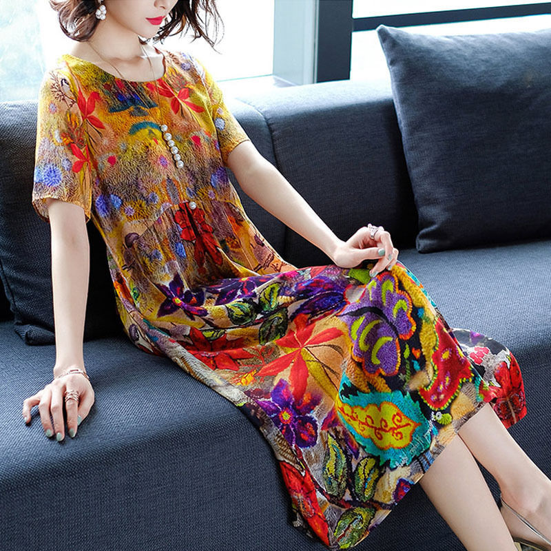 年过40的你偶尔装嫩一下，多穿这样的连衣裙配高跟鞋焕发女人味