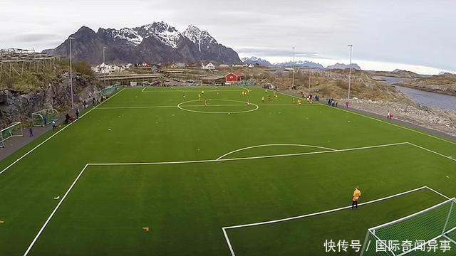 只有0.3平方公里的小岛，因一个14岁小孩，村里建了足球场！