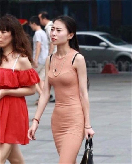  #动人#街拍：温文儒雅的小姐姐，身材紧致动人，走路自带气质