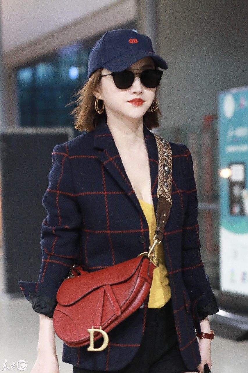 北京机场景甜大秀白长腿，事业线都暴漏了，网友:男同胞的福利