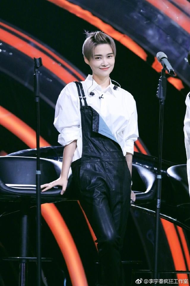 李宇春终于穿对衣服了！红色外套搭配短裤，网友：越来越有女人味