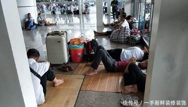 广州南站，每天铺席而睡的农民工，背井离乡还被驱赶