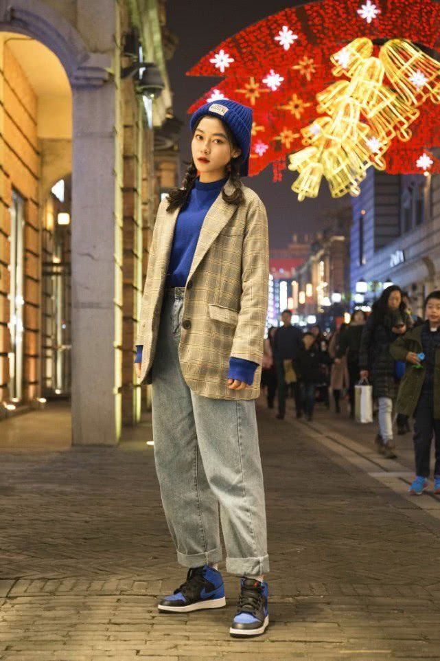 『清新』街拍:清新温婉的时尚小姐姐,牛仔裤搭配过膝靴,青春活力感十足
