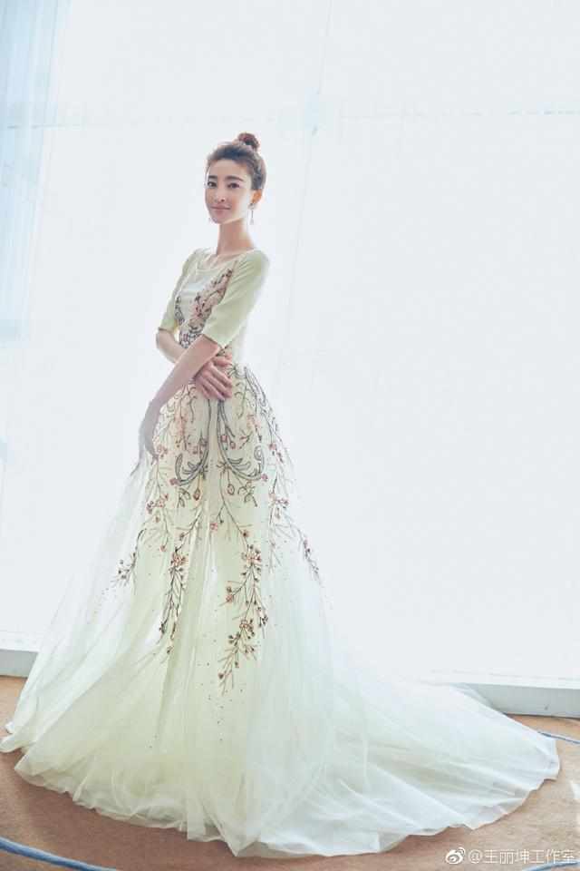 张天爱真够拼的! 穿的蕾丝肚兜快掉还浑然不知 这样的尺寸谁来管