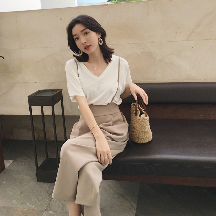 今年流行这裤子叫：初恋裤！比“烂大街”的阔腿裤更时髦显瘦