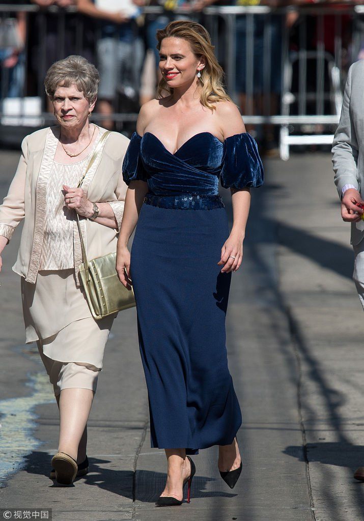 海莉穿露肩深色礼服雪白美胸外露 对镜大笑招手不拘小节