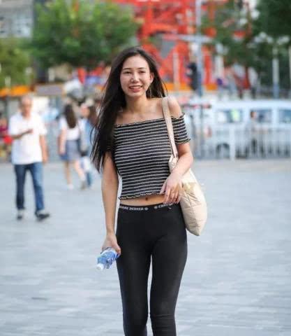 洒脱霸气的打底裤美女，展现十分优雅个性的造型