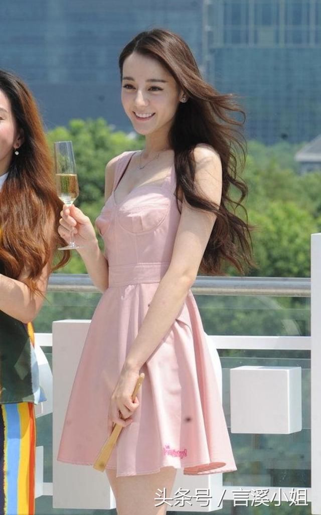 迪丽热巴身高168还嫌自己腿不够长，穿超细高跟鞋脚快变形了