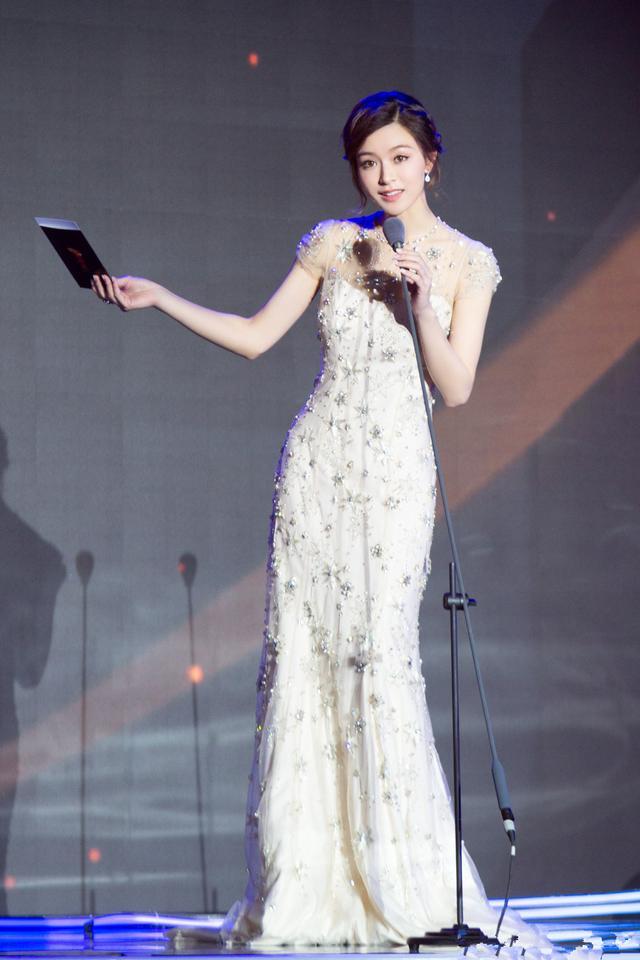 文咏珊穿开叉裙现身，却被吐槽“五五身段”网友：再性感也没用！