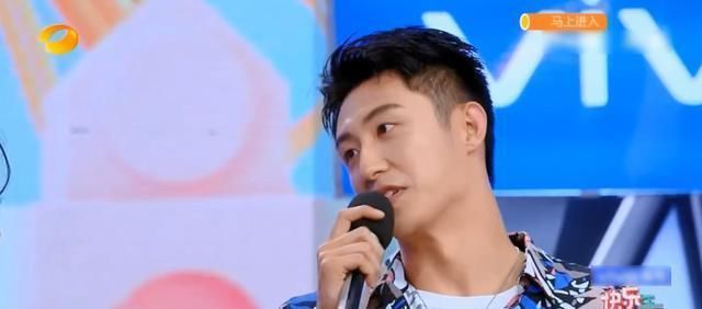 #快本#关晓彤《快本》秀恩爱,表示我有喜欢的人了,何炅笑的面部狰狞