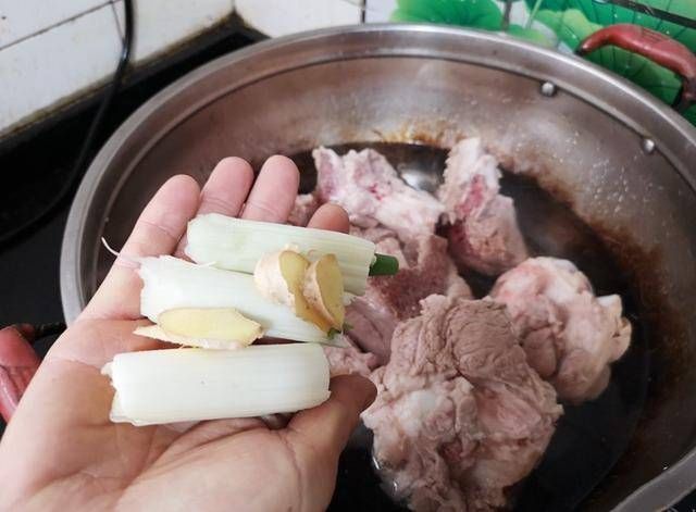 『加水』不论炖什么骨头汤,不要直接加水炖,多加这一步,汤汁浓白似牛奶