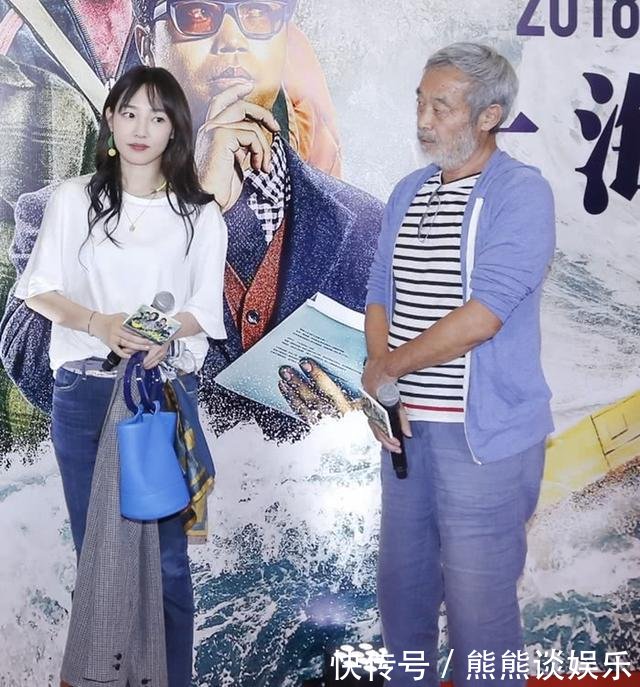 白百何出席活动，长发披肩气质优雅，牛仔裤上挂丝巾时髦炸了！