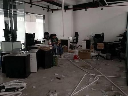 李雨桐公司倒闭被群嘲卖惨, 晒薛之谦抱尿壶照片实力嘲讽