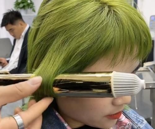  #女生#女孩换了款优质卷发后，居然瞬间变得像女神一样优雅，女生：好喜欢这种发色