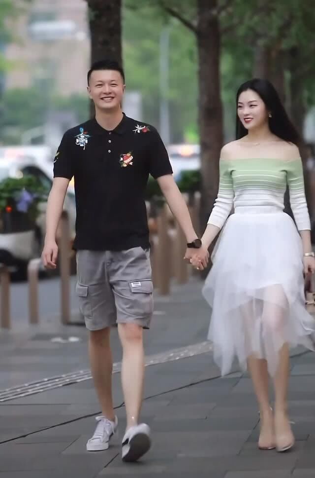  『女生』有种“秀恩爱”叫“你穿小白鞋，我穿高跟鞋”，女生：好甜蜜，好养眼！