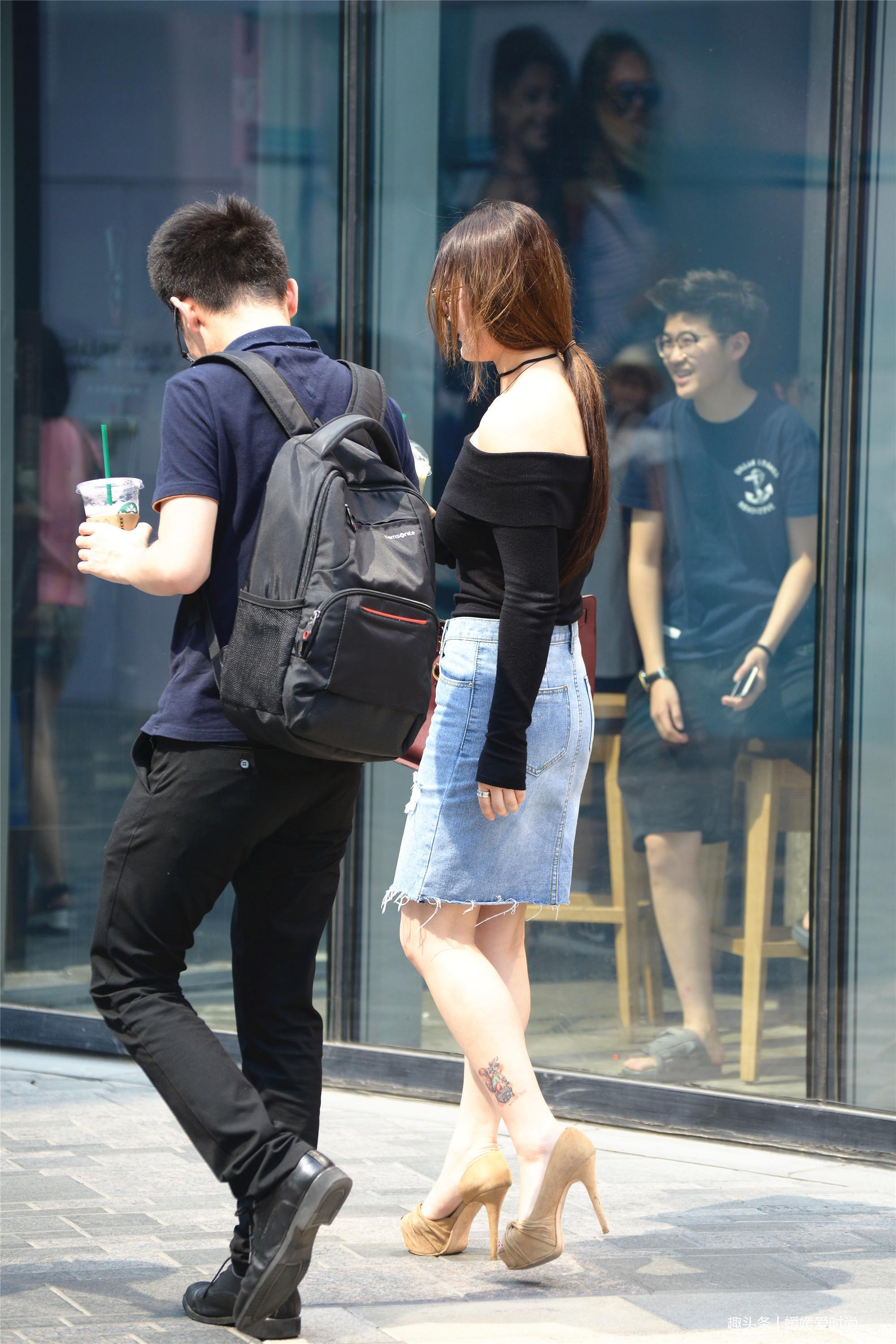 这位穿着牛仔包臀裙的小姐姐，她的一字肩和鱼嘴高跟也功不可没