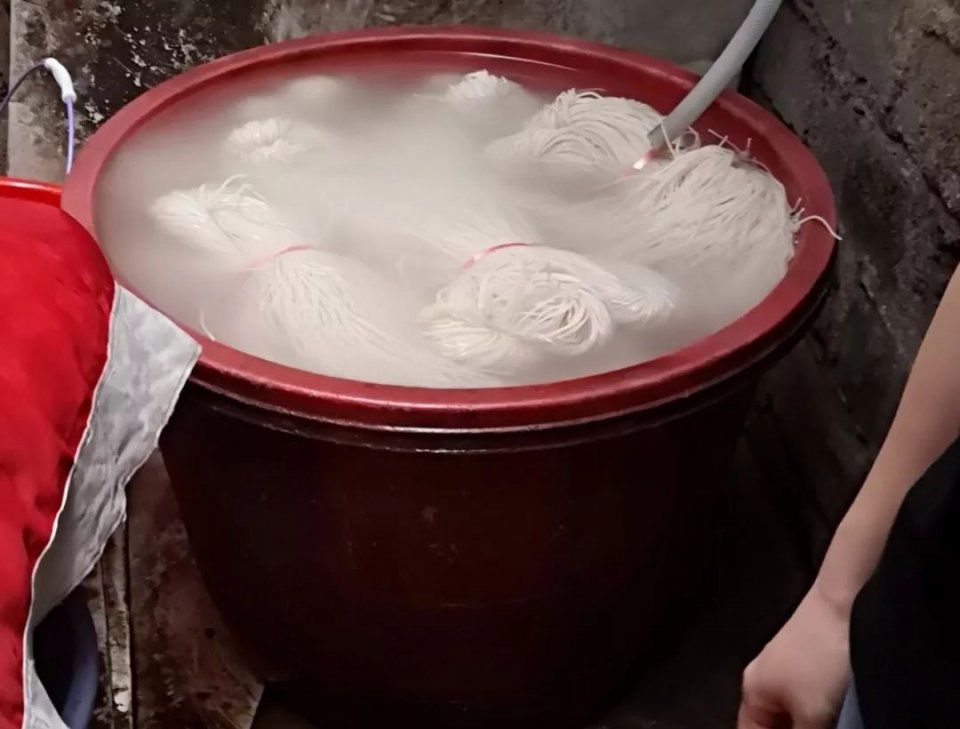 网曝雅儒路一螺蛳粉店用空调水泡粉!?店主回应“被误读”，记者赶