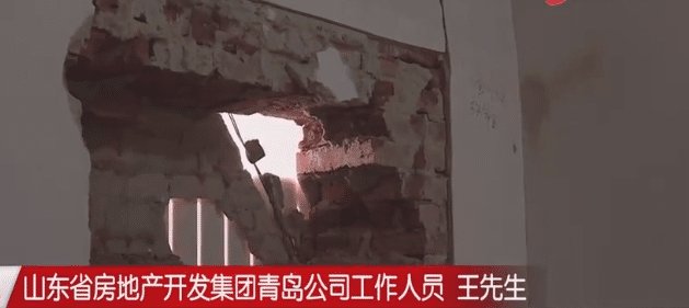  『刘女士家』自家卧室被砸大洞, 邻居带10多人找上门: 你家阁楼有一半是我的!