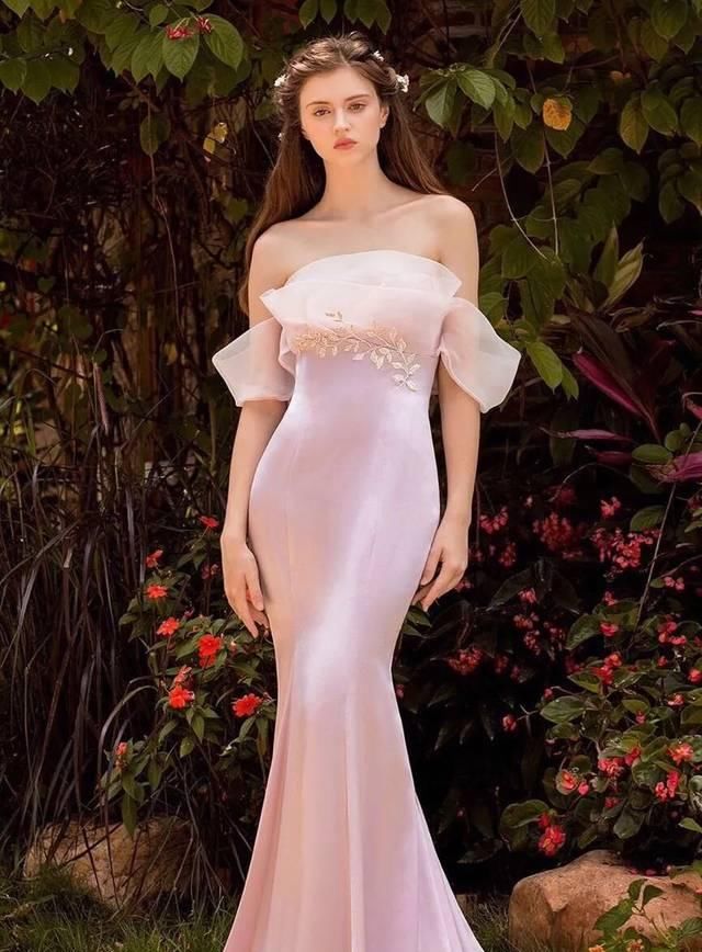  婚纱：婚礼当天婚纱礼服要选几套？答案在这儿！