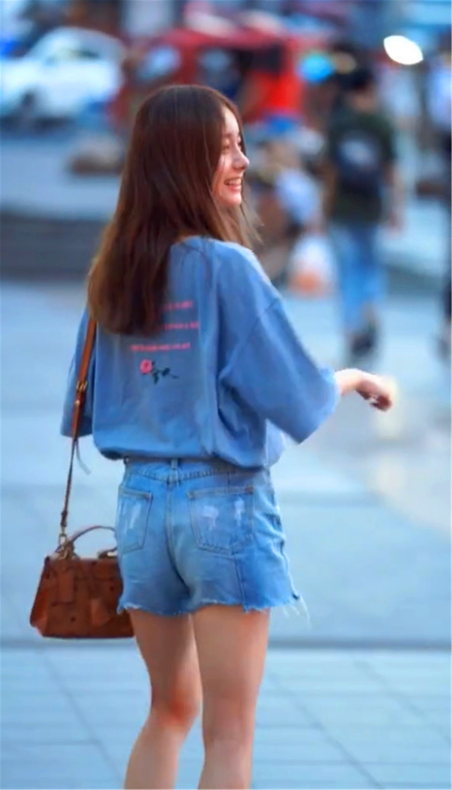 街拍:最后一位美女衣不遮体，和她一起逛街是种“折磨”!