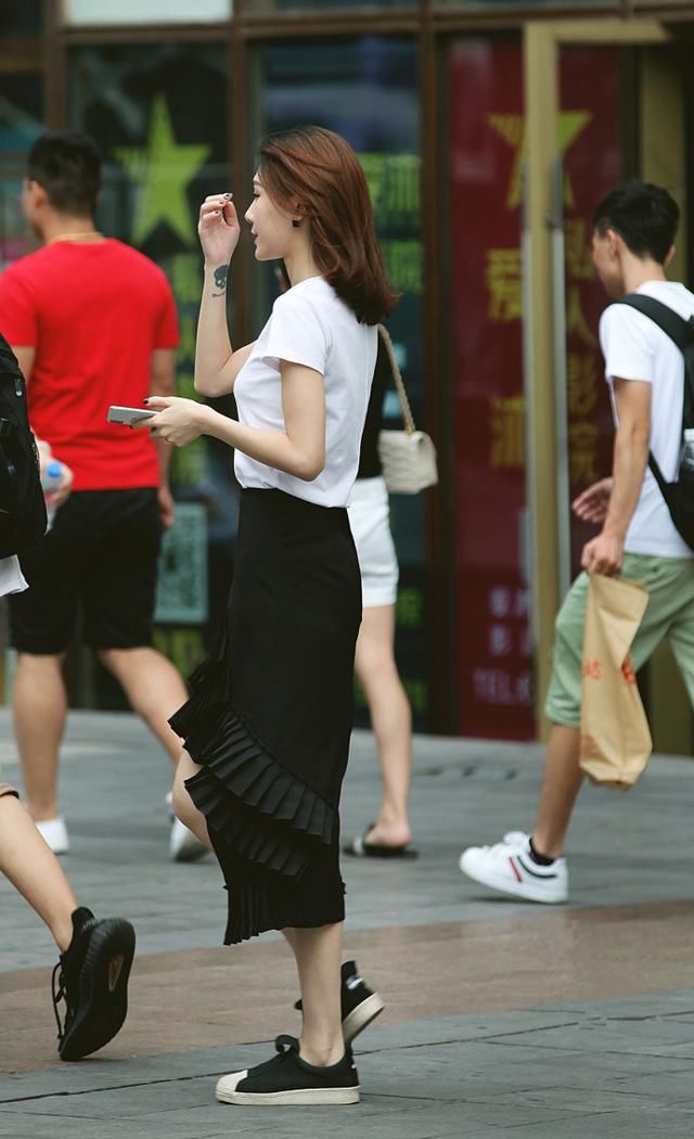 路人街拍，风和日丽的街头，好看的女人与风景融为一体