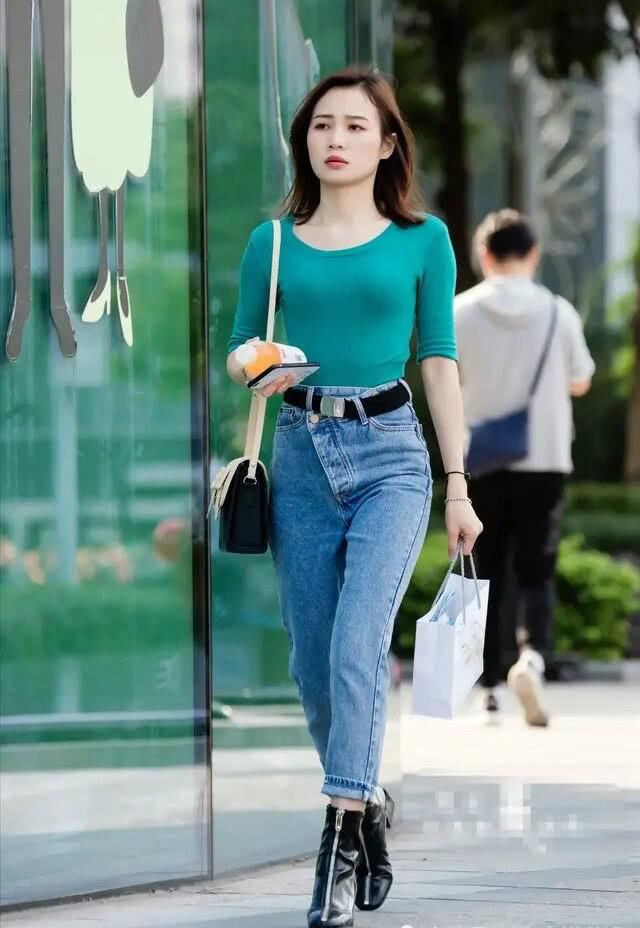 #气质#女人过了40岁，跟着穿直筒牛仔裤，时髦减龄又显气质！