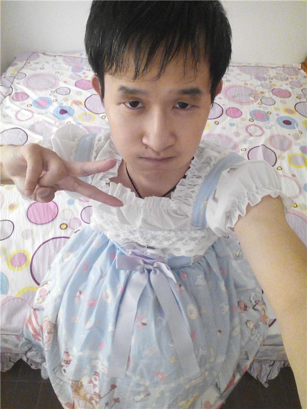 一个非常喜欢穿裙子的男孩，他是陈孝杰穿裙子