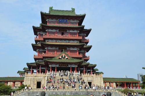 南昌唯一的一个5A级景点，是江南三大名楼之一，名字跟人有关