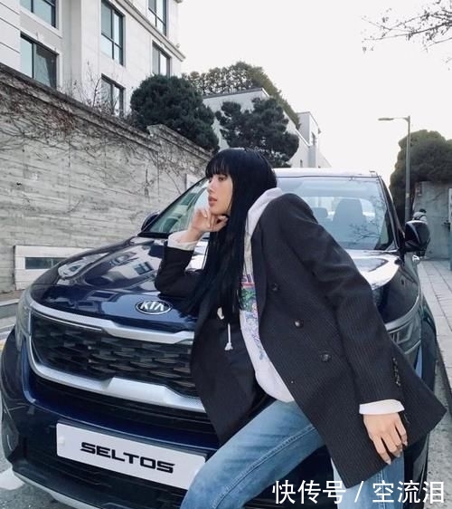 减龄:Lisa晒出最新造型,西装卫衣叠穿+黑长发,微胖身材美出新高度