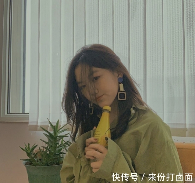 「 王菲」打扮成熟有气质，不愧是天后的女儿，13岁李嫣自信不输王菲