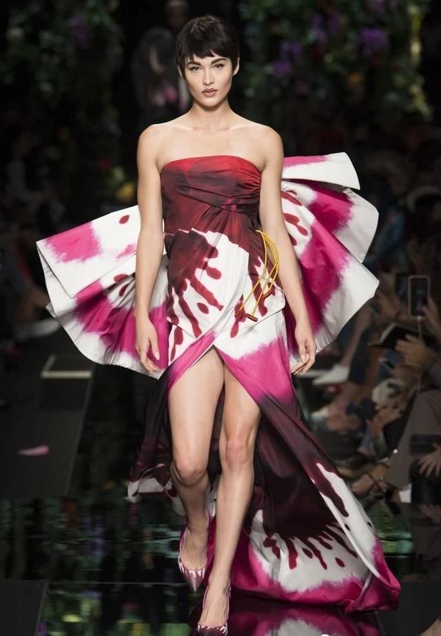  『秀场』服装设计的永恒主题——花朵，有哪些令你印象深刻的花朵秀场呢？