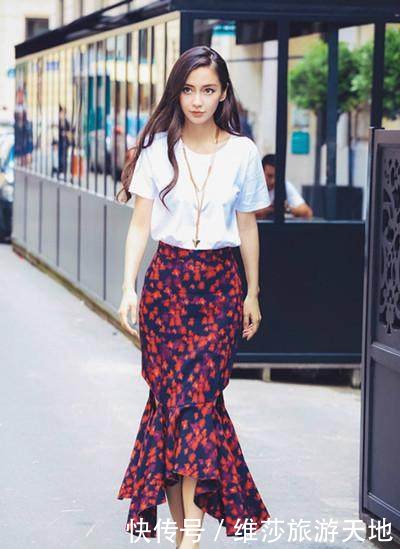 30岁赵丽颖与28岁杨颖同穿粉色长裙，一个嫩成少女，一个老成大妈